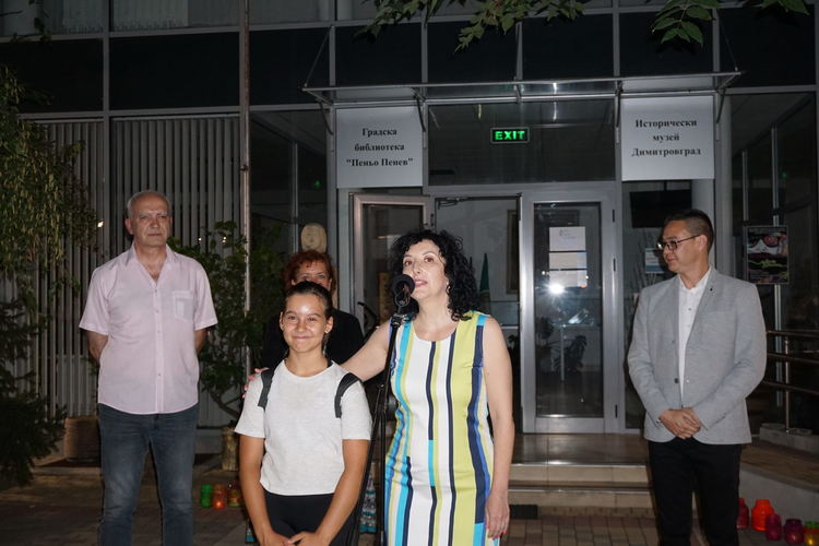 Уникалната изложба "Цвят: светлина" представиха в Димитровград