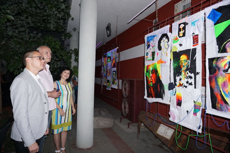 Уникалната изложба "Цвят: светлина" представиха в Димитровград