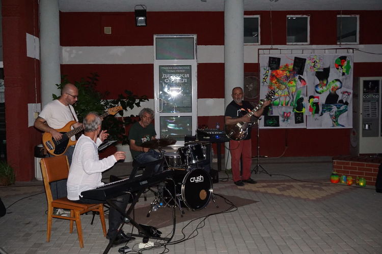 Уникалната изложба "Цвят: светлина" представиха в Димитровград