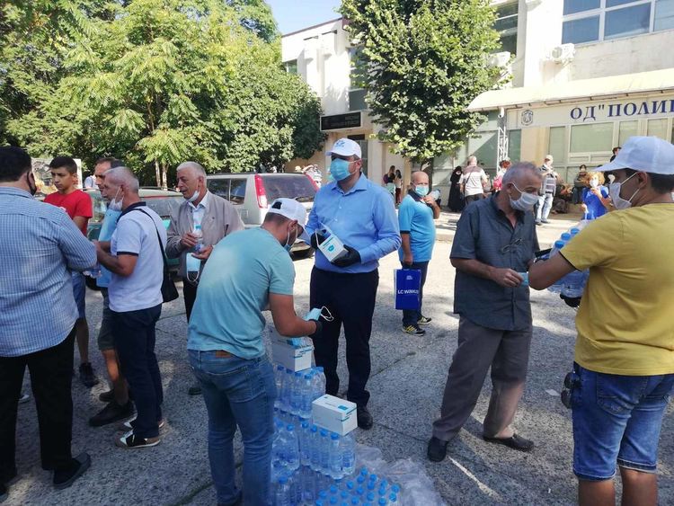 Младежи от ДПС раздадоха маски и вода на чакащите пред Паспортна в Кърджали
