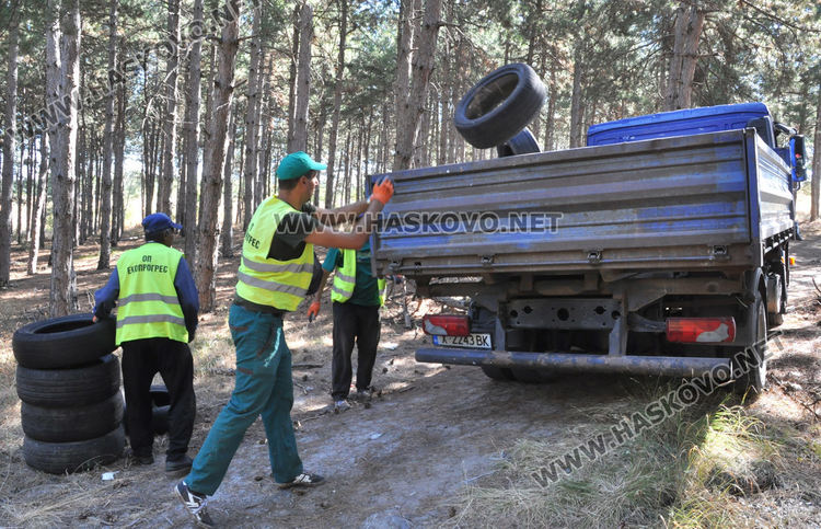 Три камиона боклуци за три часа изнесени от гората до бившия ТЕЦ