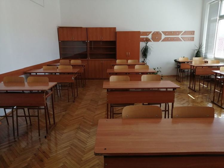 Така изглеждат класните стаи вече в Езиковата гимназия