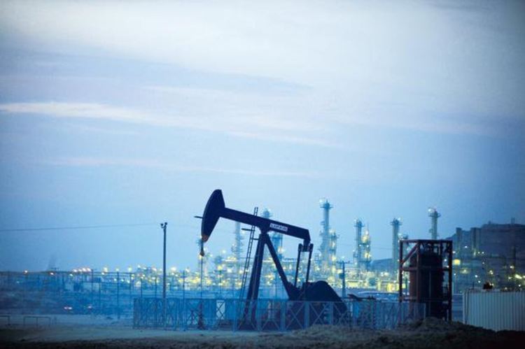 РЦБ пpeдyпpeди, чe цeнитe нa cypoвия пeтpoл мoгaт дa пaднaт дo 25 дoлapa