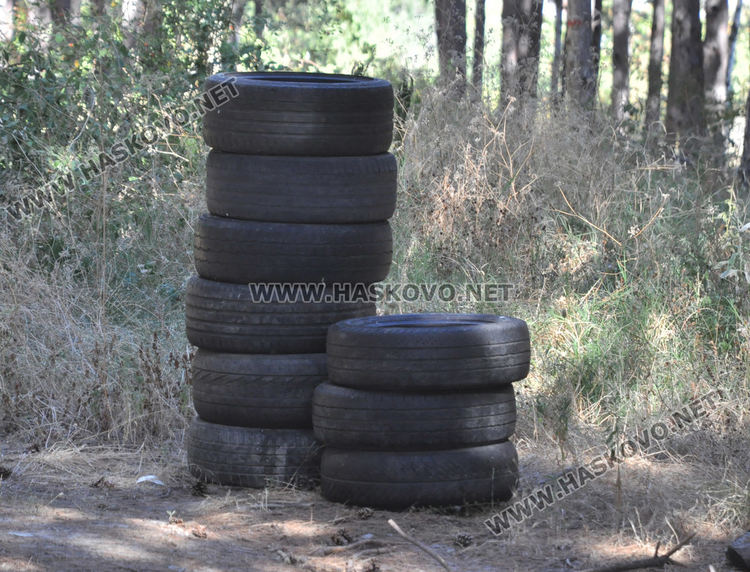 Три камиона боклуци за три часа изнесени от гората до бившия ТЕЦ