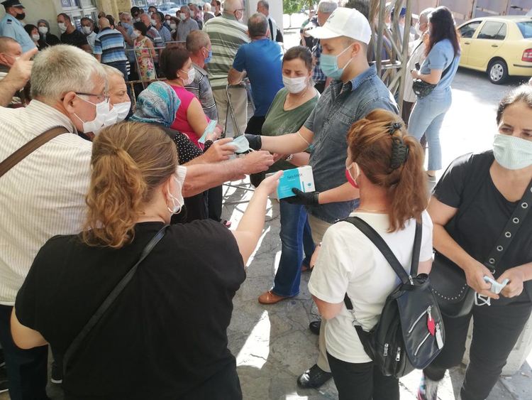 Младежи от ДПС раздадоха маски и вода на чакащите пред Паспортна в Кърджали