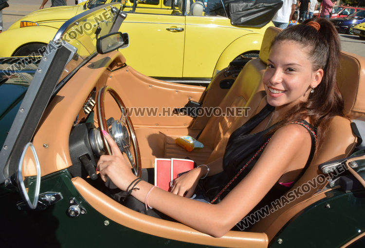 Ягуар XJS любимец на публиката на Ретро парада в Хасково