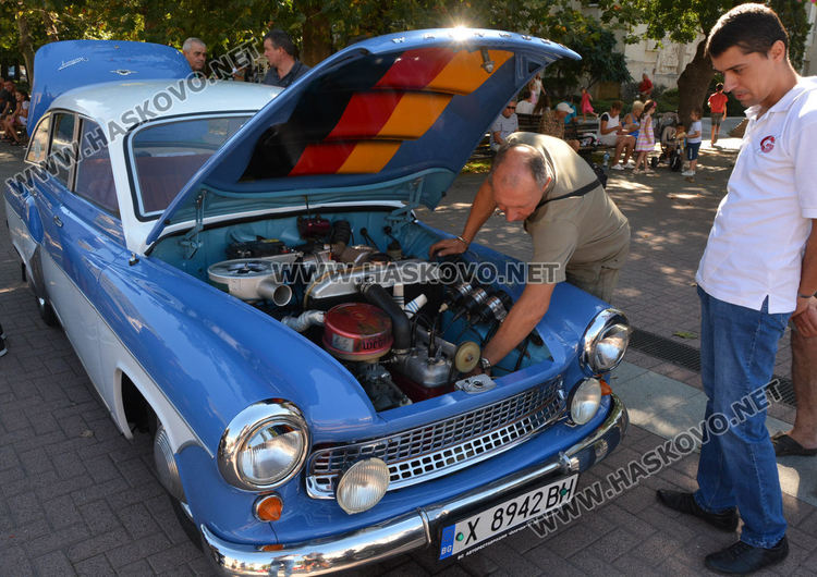 Ягуар XJS любимец на публиката на Ретро парада в Хасково