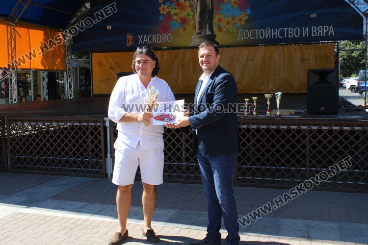 Ягуар XJS любимец на публиката на Ретро парада в Хасково