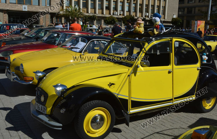 Ягуар XJS любимец на публиката на Ретро парада в Хасково