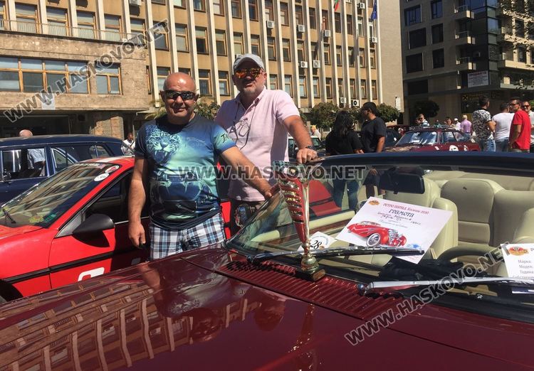 JAGUAR XJS с наградата на публиката. Д-р  д-р Божидар Велеганов /вляво/ и колегата му и приятел д-р Коленцов