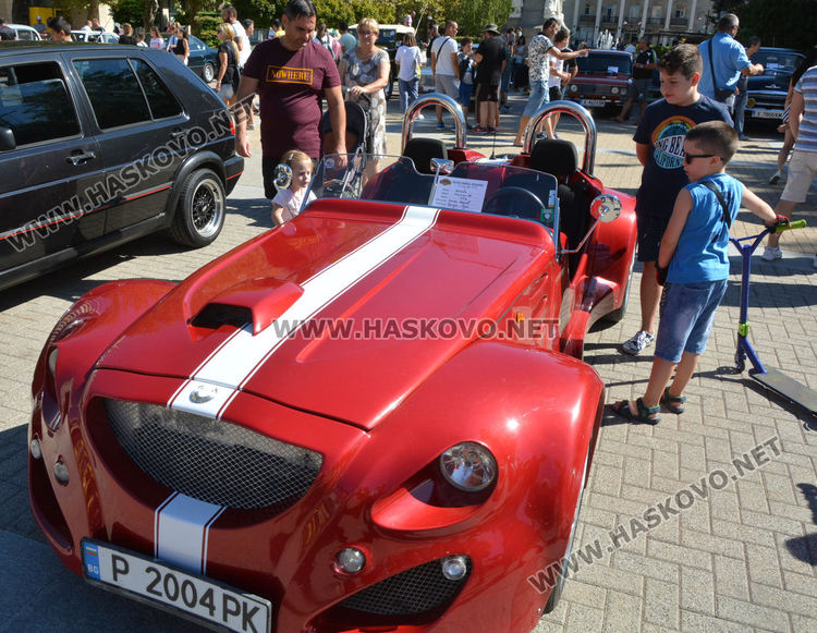 Ягуар XJS любимец на публиката на Ретро парада в Хасково