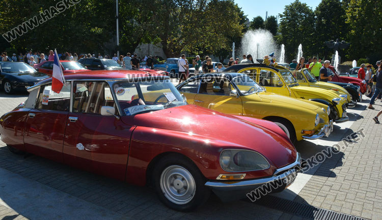 Ягуар XJS любимец на публиката на Ретро парада в Хасково