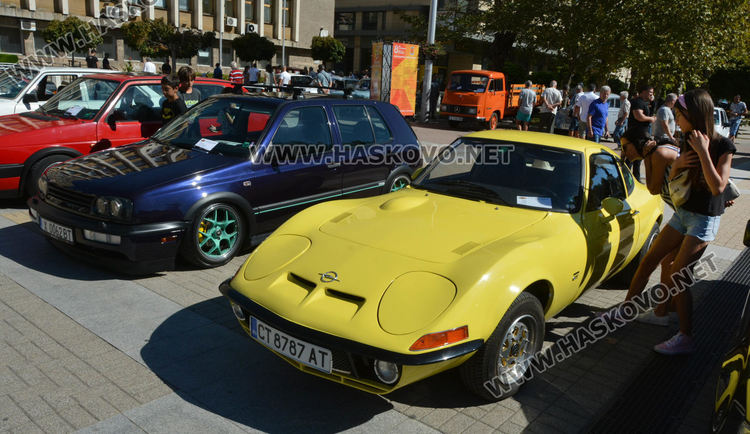 Ягуар XJS любимец на публиката на Ретро парада в Хасково