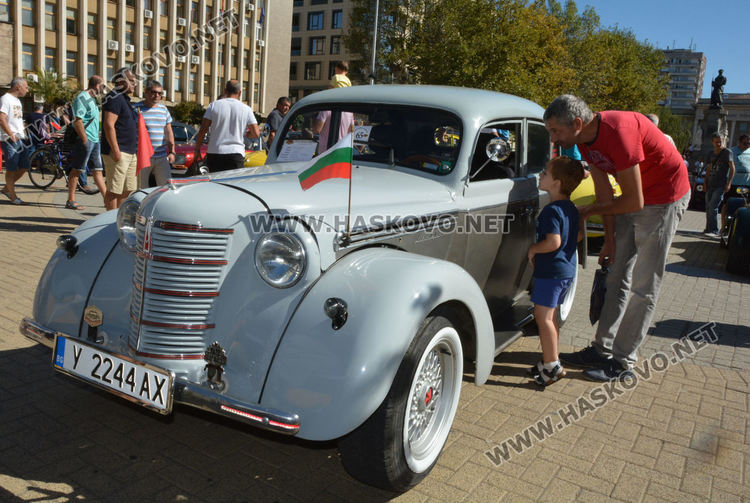 „Москвич 401“ от 1954 г.-носител на Голямата награда на Ретро парад 2020 в Хасково