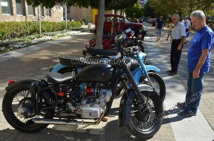 Ягуар XJS любимец на публиката на Ретро парада в Хасково