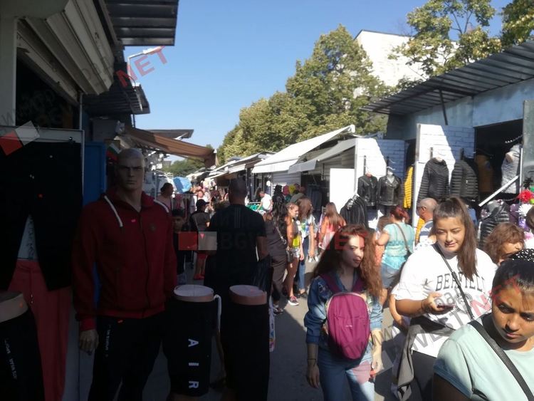 Неделният пазар в Димитровград се пука по шевовете от хиляди посетители