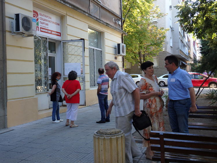 БСП гласува, Корнелия Нинова отвя конкуренцията в Димитровград