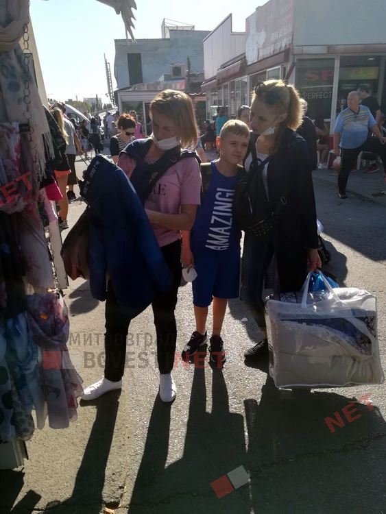 Неделният пазар в Димитровград се пука по шевовете от хиляди посетители