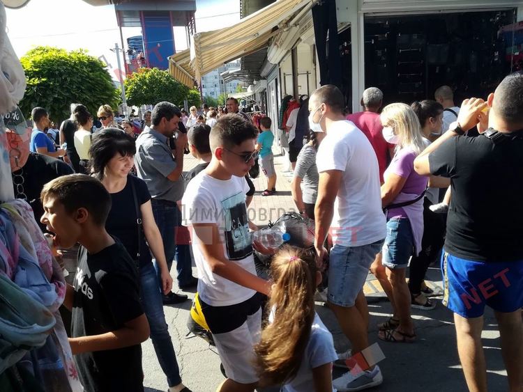 Неделният пазар в Димитровград се пука по шевовете от хиляди посетители