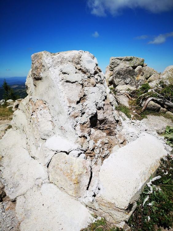 Мястото, където е била монтирана мраморната плоча. Снимка: Никола Беевски