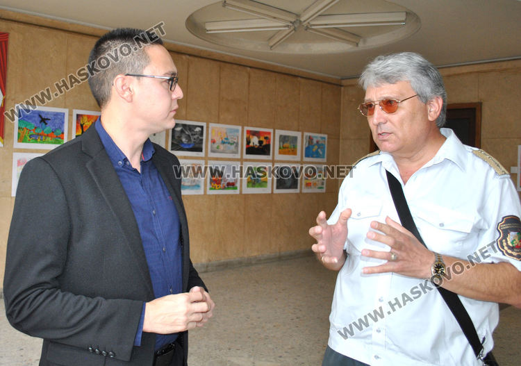 Подредиха изложба „С очите си видях бедата“ в Хасково