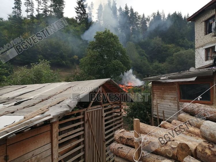 Горещо!Пожар гори в ромската махала на ул."Младост"