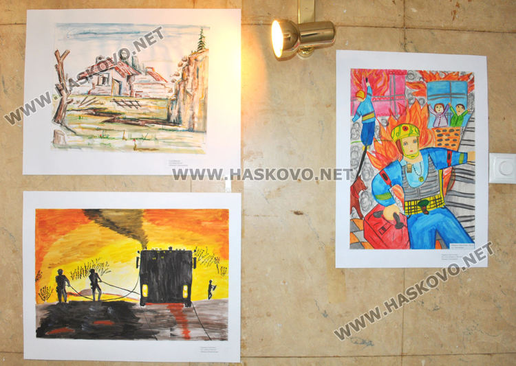 Подредиха изложба „С очите си видях бедата“ в Хасково