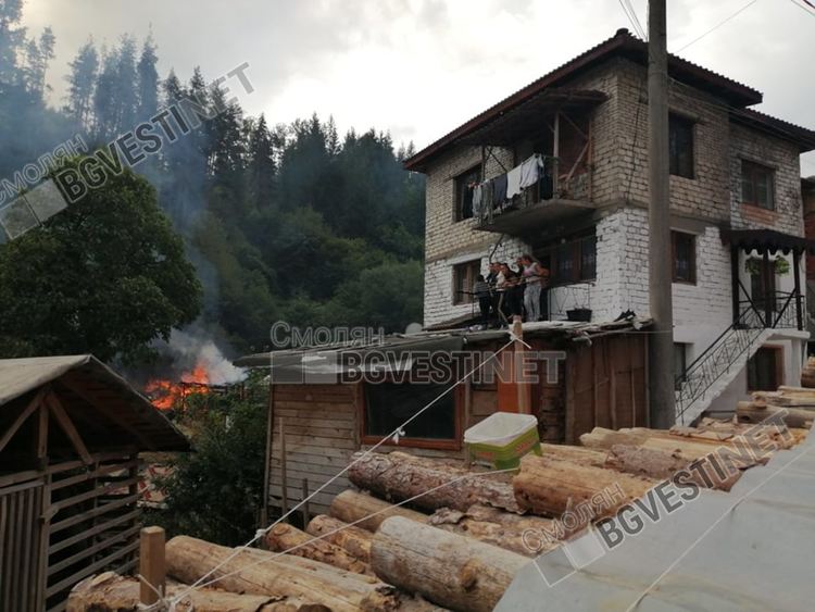 Горещо!Пожар гори в ромската махала на ул."Младост"