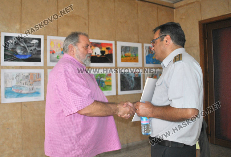 Подредиха изложба „С очите си видях бедата“ в Хасково