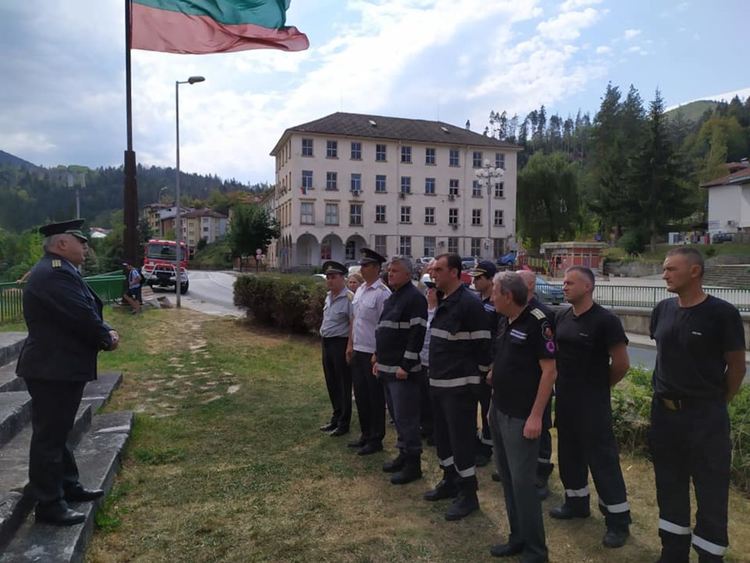 За празника си огнеборците "подаряват" на смолянчани зрелищни демонстрации