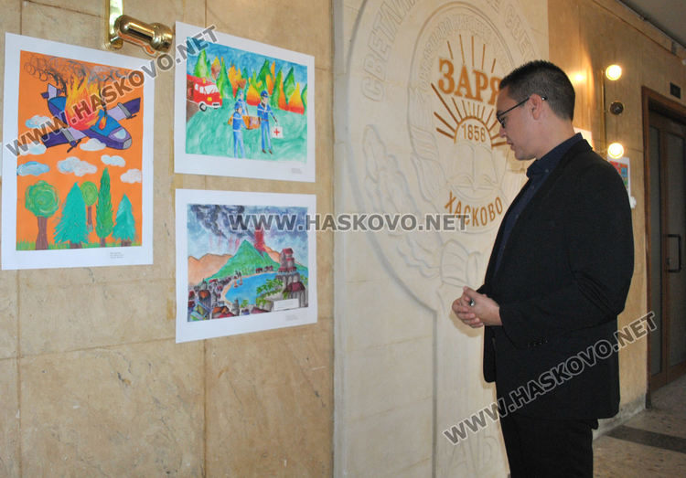Подредиха изложба „С очите си видях бедата“ в Хасково