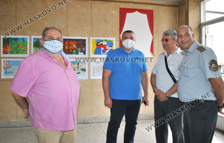 Подредиха изложба „С очите си видях бедата“ в Хасково