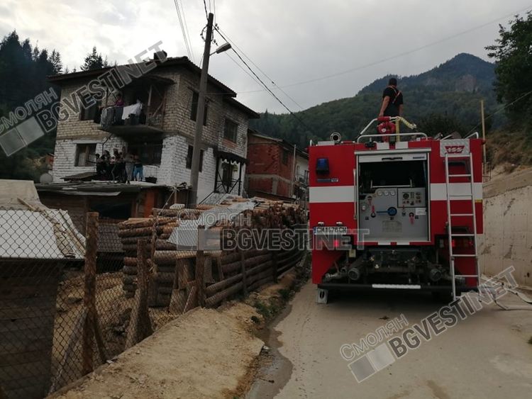 Горещо!Пожар гори в ромската махала на ул."Младост"