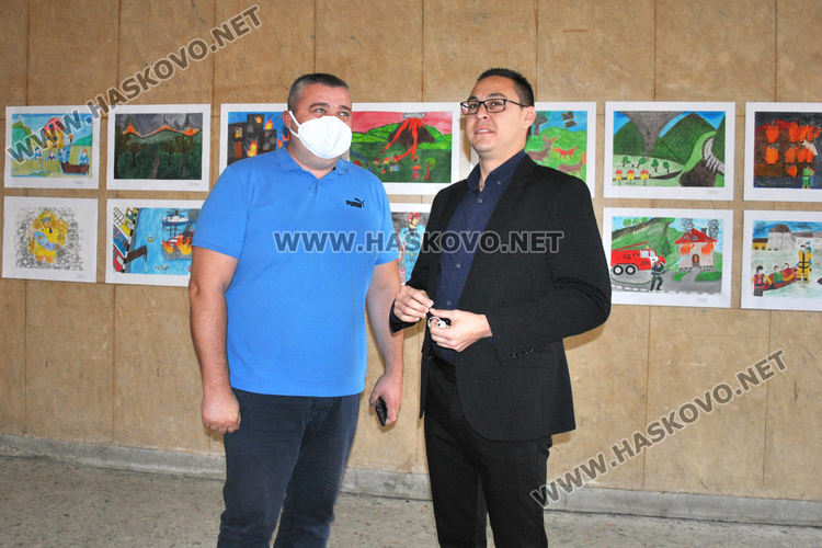 Подредиха изложба „С очите си видях бедата“ в Хасково