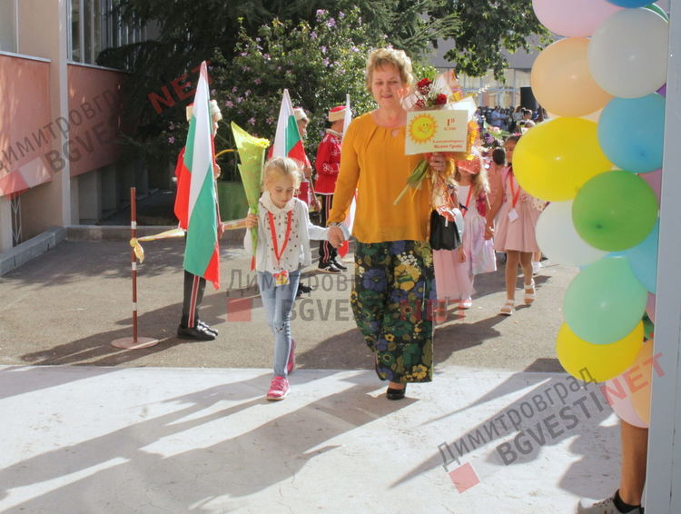 С церемония ОУ "Пенчо Славейков" посрещна първокласниците си