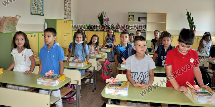 СУ „Васил Левски“ тържествено посрещна 104 първокласници