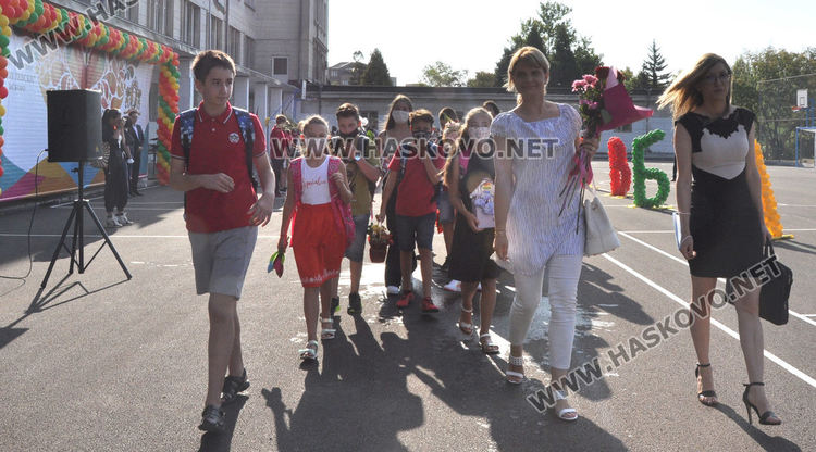 СУ „Васил Левски“ тържествено посрещна 104 първокласници