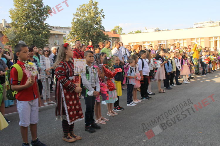 С церемония ОУ "Пенчо Славейков" посрещна първокласниците си