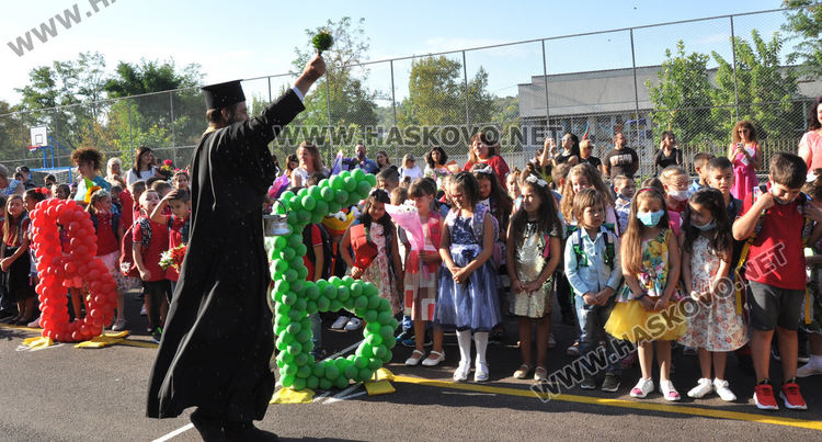 СУ „Васил Левски“ тържествено посрещна 104 първокласници