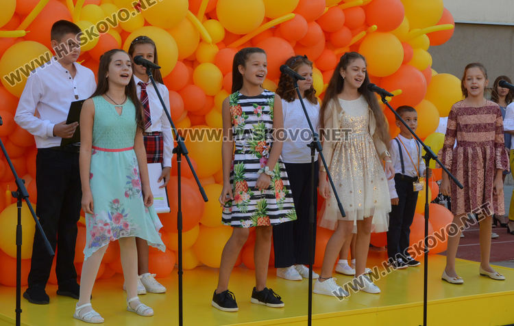 Под арка с балони влязоха 144 първокласници в ОУ „Иван Рилски“