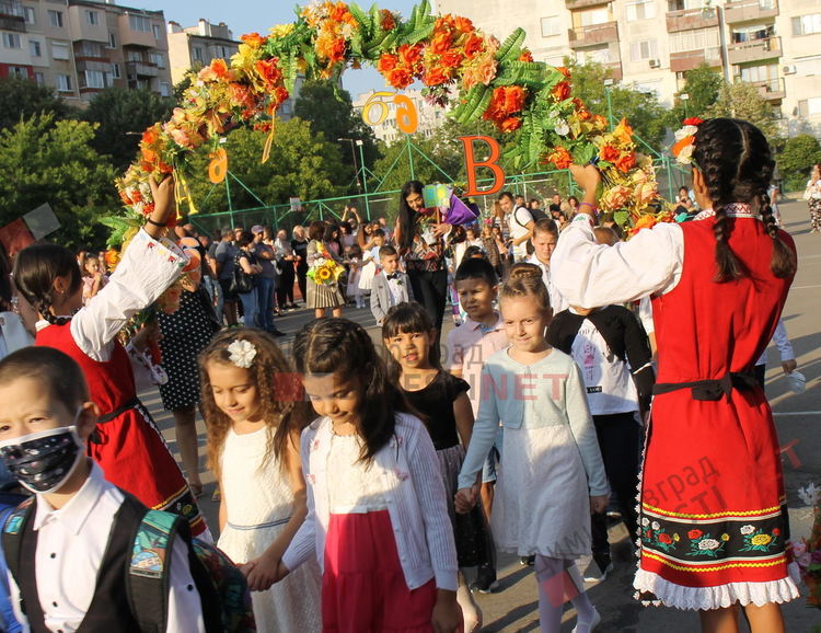 Алековци стартираха новата учебна година с 92 първолака