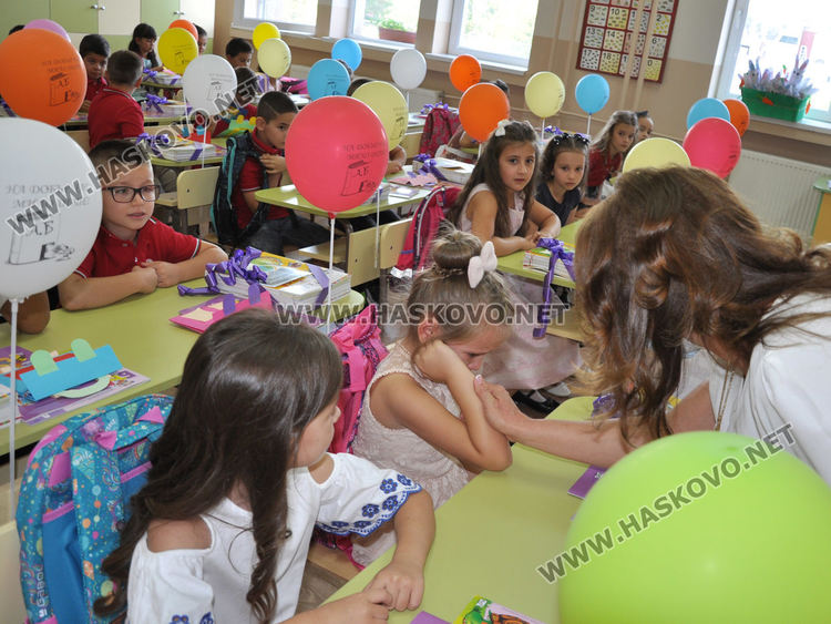 СУ „Васил Левски“ тържествено посрещна 104 първокласници