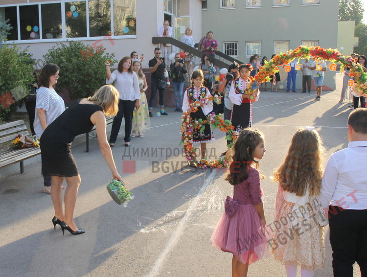 Алековци стартираха новата учебна година с 92 първолака