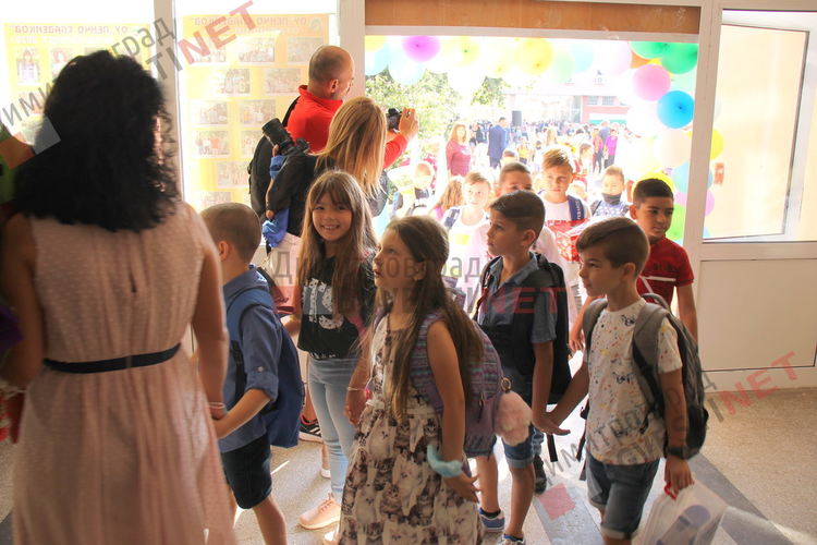 С церемония ОУ "Пенчо Славейков" посрещна първокласниците си