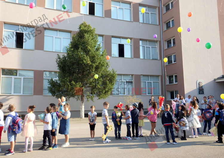 С балерини и настроение посрещнаха първолаците в СУ "Любен Каравелов"