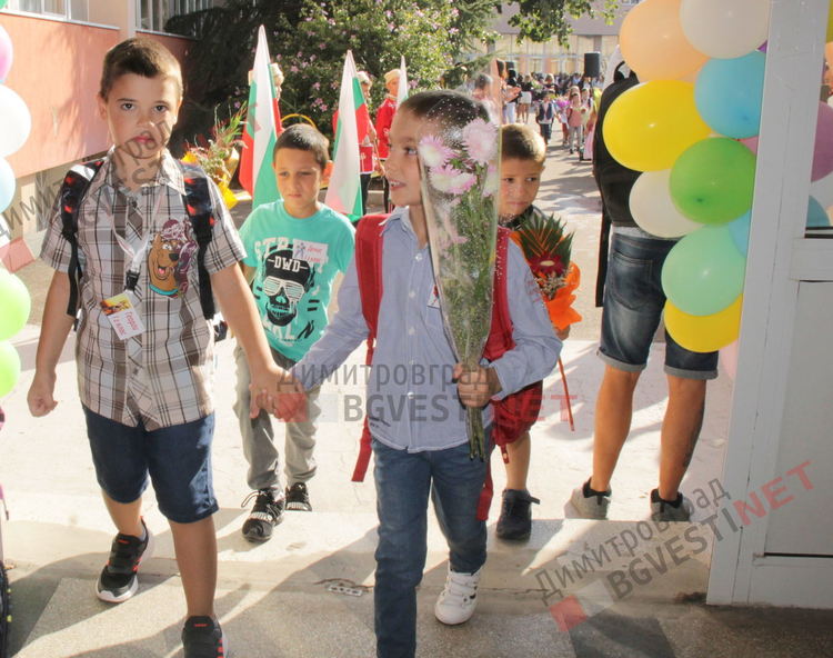 С церемония ОУ "Пенчо Славейков" посрещна първокласниците си