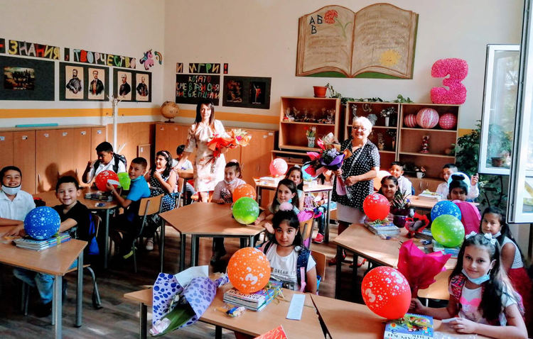 Композиция със знамена на старта на учебната година в Конуш