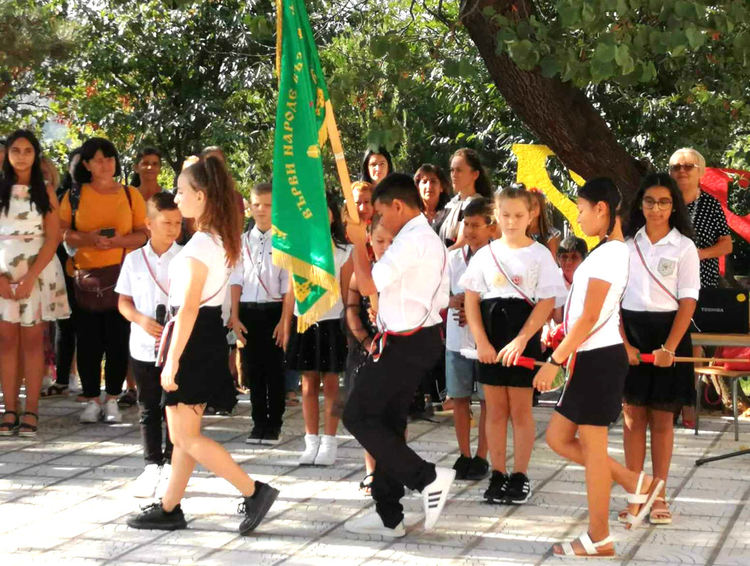 Композиция със знамена на старта на учебната година в Конуш