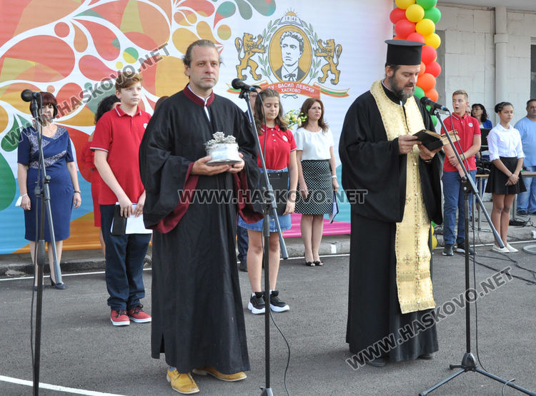 СУ „Васил Левски“ тържествено посрещна 104 първокласници