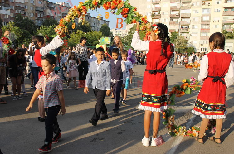 Алековци стартираха новата учебна година с 92 първолака
